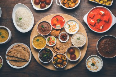 Hint gıda tabağı / Hindu Veg Thali, seçici odak