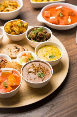 Hint gıda tabağı / Hindu Veg Thali, seçici odak