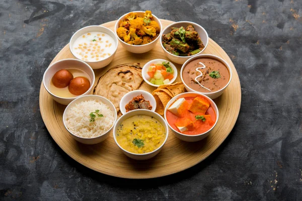 印度食物拼盘 印度教 Veg Thali 选择性焦点 — 图库照片