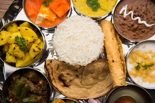 印度食物拼盘 印度教 Veg Thali 选择性焦点 — 图库照片