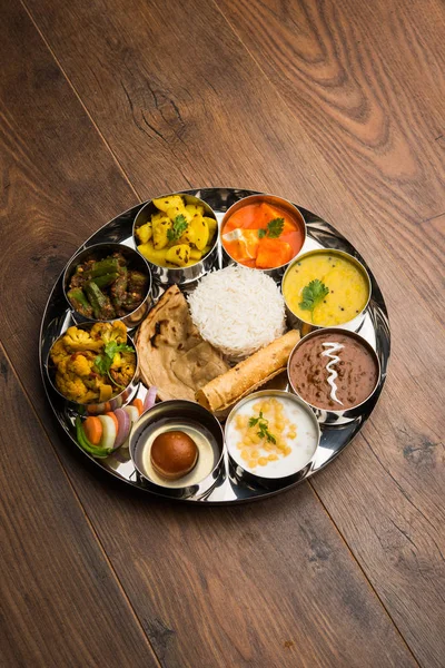 Placa Comida Indiana Hindu Veg Thali Foco Seletivo — Fotografia de Stock