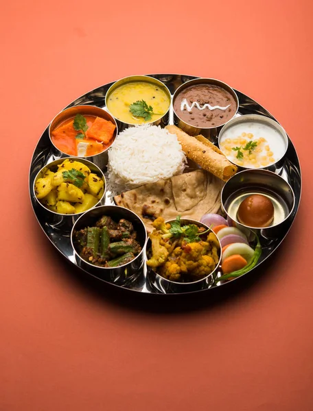 Indisk Mattallrik Hinduiskt Veg Thali Selektivt Fokus — Stockfoto