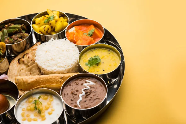 Indisk Mattallrik Hinduiskt Veg Thali Selektivt Fokus — Stockfoto