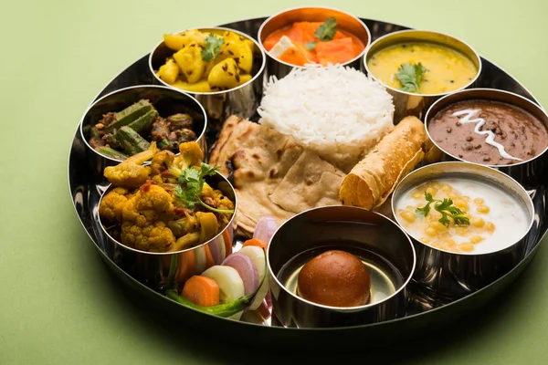 Bandeja Comida India Hindú Veg Thali Enfoque Selectivo —  Fotos de Stock