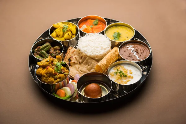 Bandeja Comida India Hindú Veg Thali Enfoque Selectivo —  Fotos de Stock