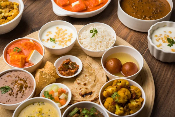 Piatto Cibo Indiano Hindu Veg Thali Focus Selettivo — Foto Stock