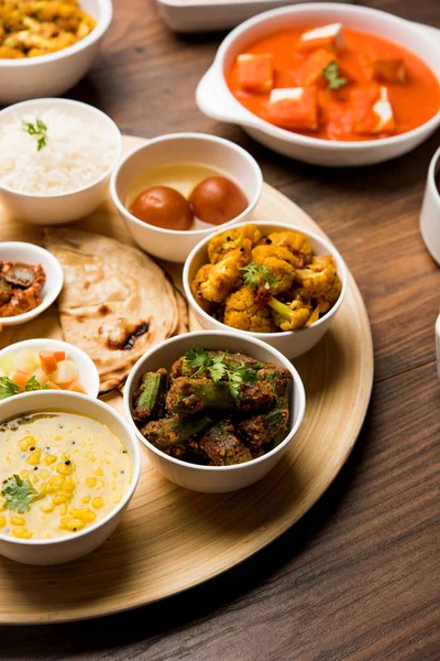 印度食物拼盘 印度教 Veg Thali 选择性焦点 — 图库照片