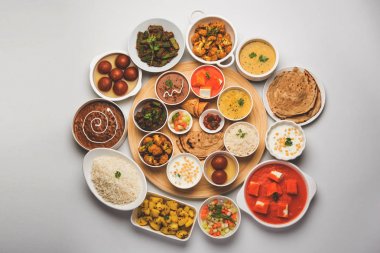 Hint gıda tabağı / Hindu Veg Thali, seçici odak