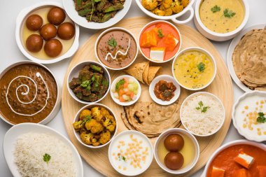 Hint gıda tabağı / Hindu Veg Thali, seçici odak