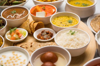 Hint gıda tabağı / Hindu Veg Thali, seçici odak