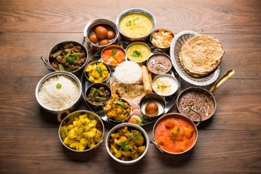 Hint gıda tabağı / Hindu Veg Thali, seçici odak