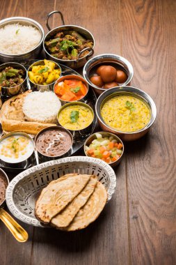 Hint gıda tabağı / Hindu Veg Thali, seçici odak