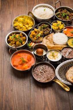 Hint gıda tabağı / Hindu Veg Thali, seçici odak