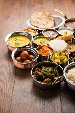 Hint gıda tabağı / Hindu Veg Thali, seçici odak