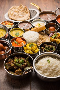 Hint gıda tabağı / Hindu Veg Thali, seçici odak
