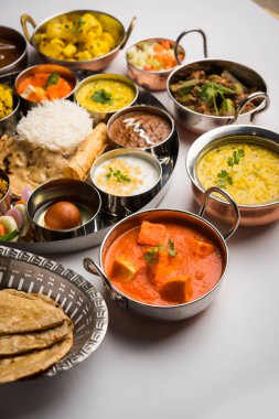 Hint gıda tabağı / Hindu Veg Thali, seçici odak