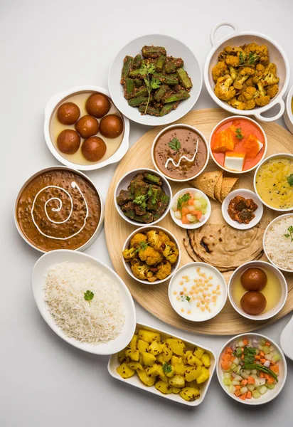 Hint gıda tabağı / Hindu Veg Thali, seçici odak