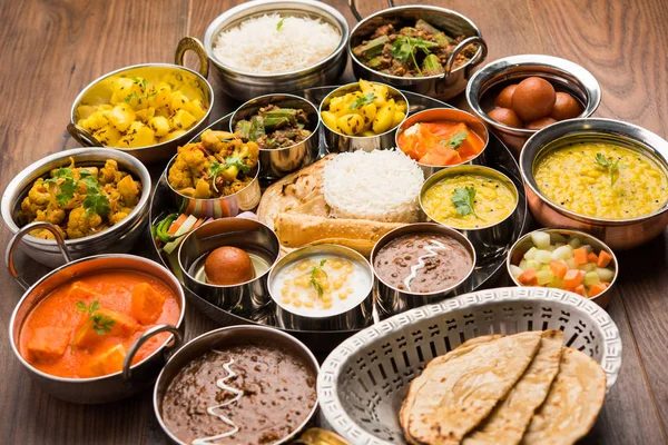 Hint gıda tabağı / Hindu Veg Thali, seçici odak