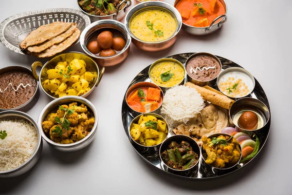 Indický Talíř Potravinami Hinduisté Thali Selektivní Zaměření — Stock fotografie