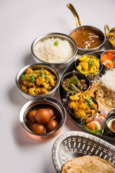 Indisk Mattallrik Hinduiskt Veg Thali Selektivt Fokus — Stockfoto