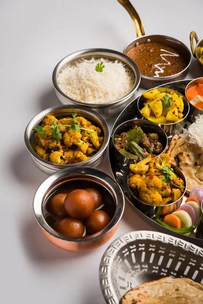Ινδική Πιατέλα Τροφίμων Ινδουιστικά Λαχανικά Thali Επιλεκτική Εστίαση — Φωτογραφία Αρχείου