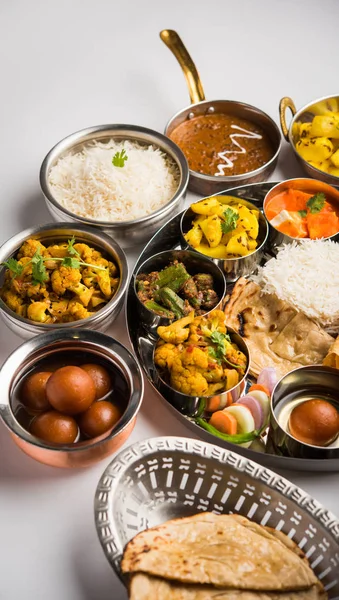 Bandeja Comida India Hindú Veg Thali Enfoque Selectivo — Foto de Stock