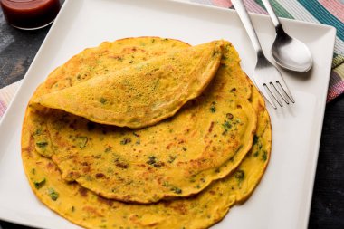 Chilla veya Besan cheela, yeşil turşu ve domates sosu ile servis edilen ve sebze omleti olarak da bilinen bezelye unundan yapılan basit bir kreptir.