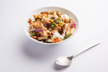 Ekmek chaat / sohbet Hindistan'dan nefis bir başlangıç / meze, domates, sev ve kişniş ve masala ile süslenmiş bir kase servis edilir. seçici odaklama