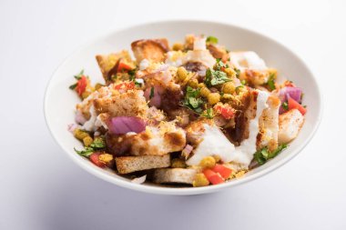 Ekmek chaat / sohbet Hindistan'dan nefis bir başlangıç / meze, domates, sev ve kişniş ve masala ile süslenmiş bir kase servis edilir. seçici odaklama