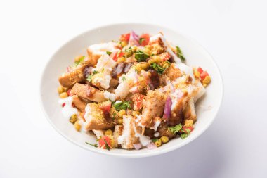 Ekmek chaat / sohbet Hindistan'dan nefis bir başlangıç / meze, domates, sev ve kişniş ve masala ile süslenmiş bir kase servis edilir. seçici odaklama