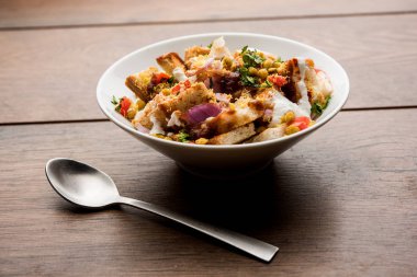 Ekmek chaat / sohbet Hindistan'dan nefis bir başlangıç / meze, domates, sev ve kişniş ve masala ile süslenmiş bir kase servis edilir. seçici odaklama