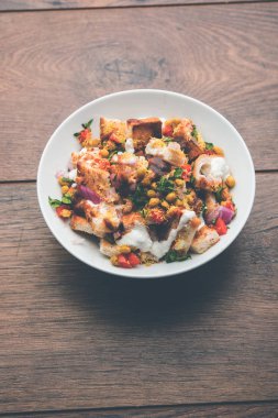 Ekmek chaat / sohbet Hindistan'dan nefis bir başlangıç / meze, domates, sev ve kişniş ve masala ile süslenmiş bir kase servis edilir. seçici odaklama