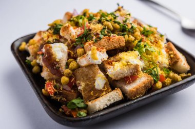 Ekmek chaat / sohbet Hindistan'dan nefis bir başlangıç / meze, domates, sev ve kişniş ve masala ile süslenmiş bir kase servis edilir. seçici odaklama