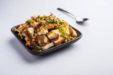 Ekmek chaat / sohbet Hindistan'dan nefis bir başlangıç / meze, domates, sev ve kişniş ve masala ile süslenmiş bir kase servis edilir. seçici odaklama