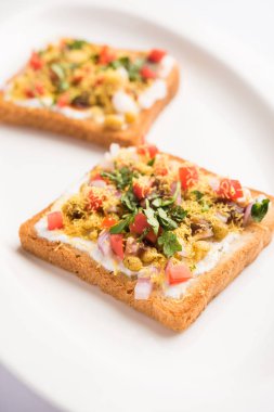 Ekmek ppadi chaat / sohbet Hindistan'dan nefis bir başlangıç / meze, domates, sev ve kişniş ve masala ile süslenmiş bir tabakservis. seçici odaklama