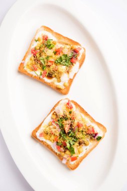 Ekmek ppadi chaat / sohbet Hindistan'dan nefis bir başlangıç / meze, domates, sev ve kişniş ve masala ile süslenmiş bir tabakservis. seçici odaklama