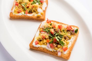 Ekmek ppadi chaat / sohbet Hindistan'dan nefis bir başlangıç / meze, domates, sev ve kişniş ve masala ile süslenmiş bir tabakservis. seçici odaklama
