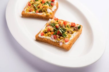 Ekmek ppadi chaat / sohbet Hindistan'dan nefis bir başlangıç / meze, domates, sev ve kişniş ve masala ile süslenmiş bir tabakservis. seçici odaklama