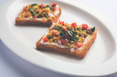 Ekmek ppadi chaat / sohbet Hindistan'dan nefis bir başlangıç / meze, domates, sev ve kişniş ve masala ile süslenmiş bir tabakservis. seçici odaklama