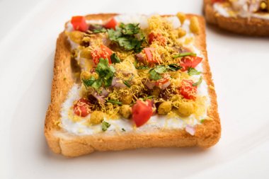 Ekmek ppadi chaat / sohbet Hindistan'dan nefis bir başlangıç / meze, domates, sev ve kişniş ve masala ile süslenmiş bir tabakservis. seçici odaklama