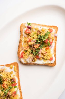 Ekmek ppadi chaat / sohbet Hindistan'dan nefis bir başlangıç / meze, domates, sev ve kişniş ve masala ile süslenmiş bir tabakservis. seçici odaklama