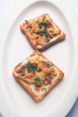 Ekmek ppadi chaat / sohbet Hindistan'dan nefis bir başlangıç / meze, domates, sev ve kişniş ve masala ile süslenmiş bir tabakservis. seçici odaklama