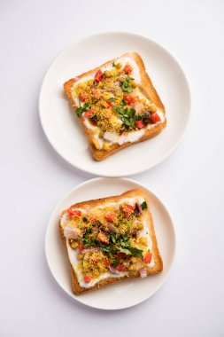 Ekmek ppadi chaat / sohbet Hindistan'dan nefis bir başlangıç / meze, domates, sev ve kişniş ve masala ile süslenmiş bir tabakservis. seçici odaklama