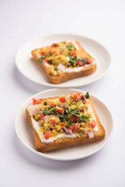 Ekmek ppadi chaat / sohbet Hindistan'dan nefis bir başlangıç / meze, domates, sev ve kişniş ve masala ile süslenmiş bir tabakservis. seçici odaklama