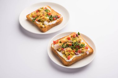 Ekmek ppadi chaat / sohbet Hindistan'dan nefis bir başlangıç / meze, domates, sev ve kişniş ve masala ile süslenmiş bir tabakservis. seçici odaklama