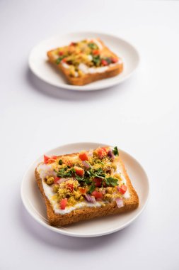 Ekmek ppadi chaat / sohbet Hindistan'dan nefis bir başlangıç / meze, domates, sev ve kişniş ve masala ile süslenmiş bir tabakservis. seçici odaklama
