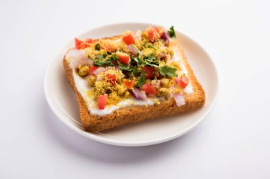Ekmek ppadi chaat / sohbet Hindistan'dan nefis bir başlangıç / meze, domates, sev ve kişniş ve masala ile süslenmiş bir tabakservis. seçici odaklama