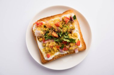 Ekmek ppadi chaat / sohbet Hindistan'dan nefis bir başlangıç / meze, domates, sev ve kişniş ve masala ile süslenmiş bir tabakservis. seçici odaklama