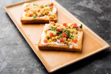 Ekmek ppadi chaat / sohbet Hindistan'dan nefis bir başlangıç / meze, domates, sev ve kişniş ve masala ile süslenmiş bir tabakservis. seçici odaklama