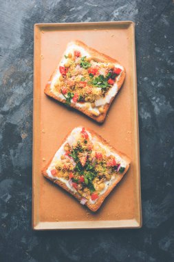 Ekmek ppadi chaat / sohbet Hindistan'dan nefis bir başlangıç / meze, domates, sev ve kişniş ve masala ile süslenmiş bir tabakservis. seçici odaklama